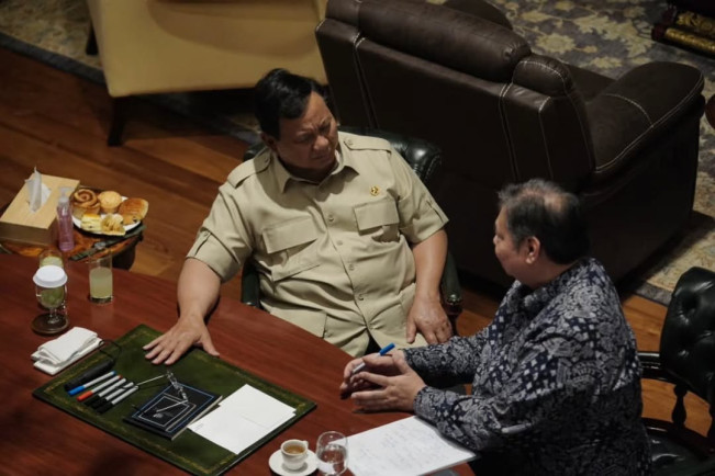 Presiden Prabowo Subianto mendengarkan Menteri Koordinator Bidang Perekonomian Airlangga Hartarto dalam ratas di Hambalang, Jawa Barat, Kamis (18/9/2025). [Instagram @sekretariat.kabinet]